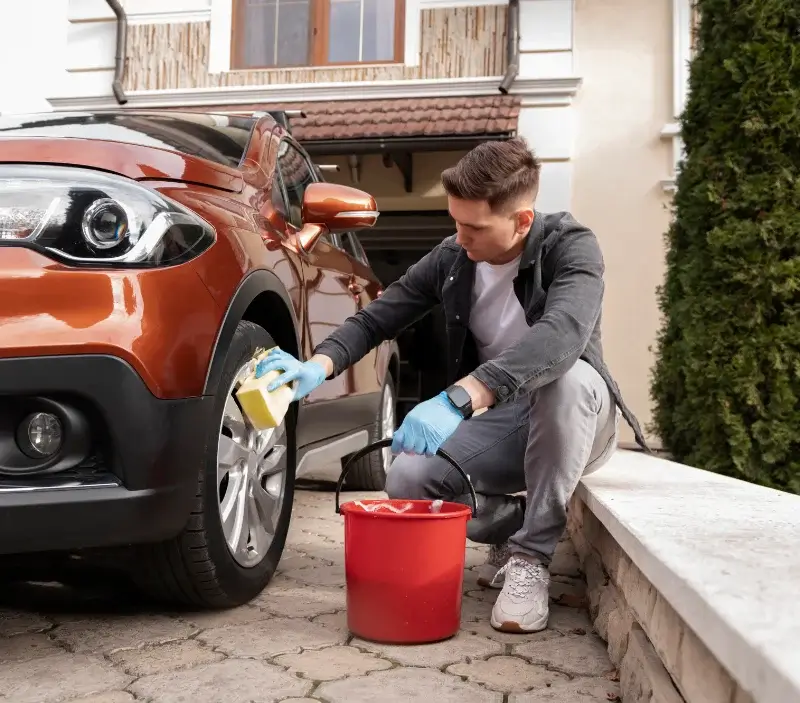 Lavage auto à domicile Sargé-lès-le-Mans : professionnel intervenant sur un véhicule